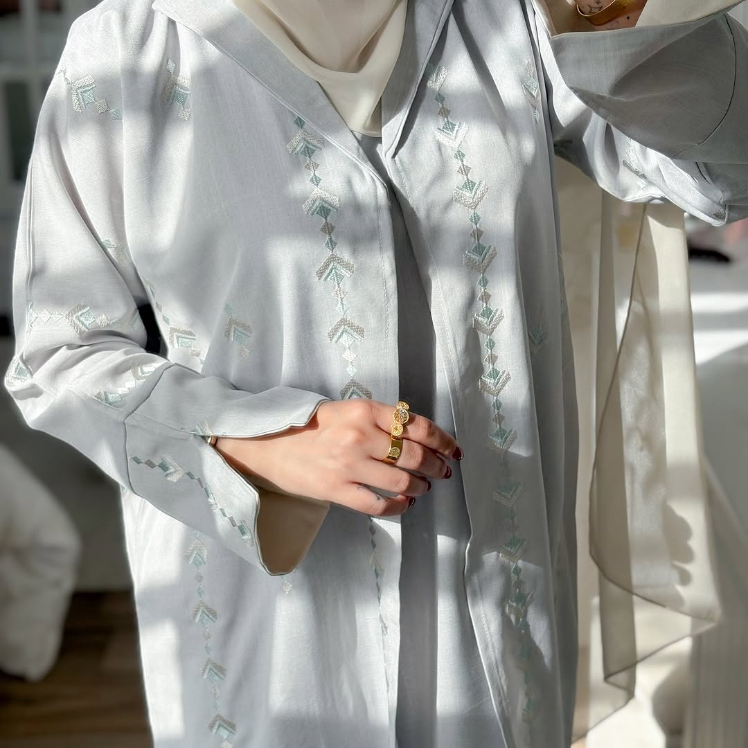 Calm Grey – 3-Piece Abaya Set
